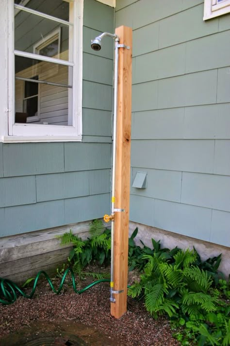 Simple Freestanding Outdoor Shower Outdoor Shower Plumbing, Diy Outdoor Shower Ideas, Outdoor Shower Ideas, Outdoor Shower Enclosure, Outdoor Shower Diy, Shower Plumbing, Pool Shower, Wooden Greenhouses, Outdoor Showers