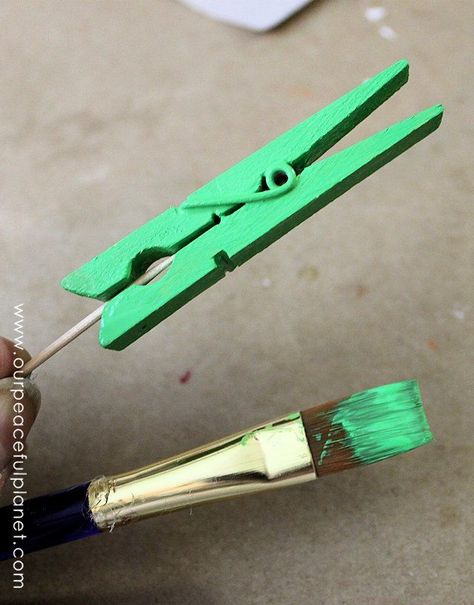 clothespin.ideas-37 How To Paint Clothes Pins, Painted Clothespins Ideas, Decorate Clothes Pins, Coloring Clothes, Dye Clothespins, Clothespin Cross, Painted Clothes Pins, Clothespin Crafts Christmas, Close Pin