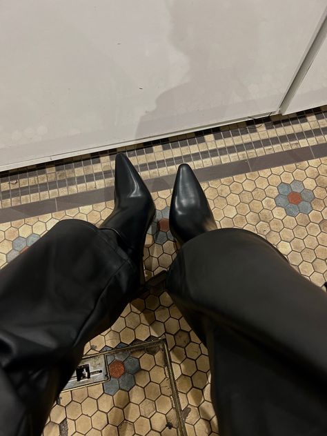 Black Pointed Toe Boots, Pointy Ankle Boots Outfit, Ankle Boots Aesthetic, Pointy Shoes Outfit, Black Pointy Boots Outfit, Boots With Leather Pants, Pointed Shoes Outfit, Pointed Toe Boots Outfit, Point Toe Boots Outfit