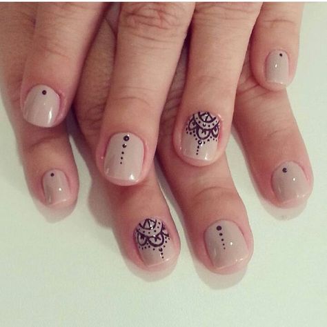 By @unhas_leticiabonatto #nailart #nude Henna Nail Design, Moroccan Nails, Sns Dipping Powder Nails, Nailart Nude, Nails Colors Spring, Dipping Powder Nails, Indian Nail Art, Nails Sns, Sns Nails Designs