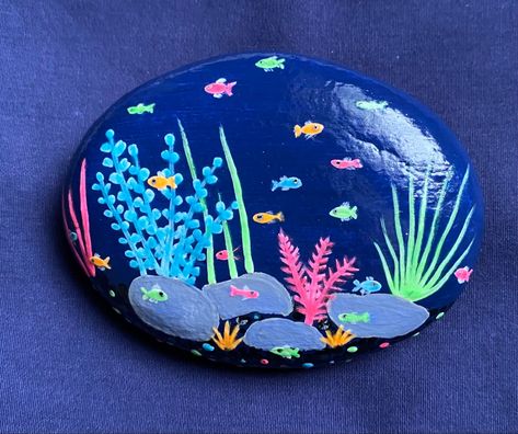 Painting Large Rocks Ideas, Detailed Rock Painting, Sea Rock Painting, Rock Painting Ideas Big Rocks, Garden Rock Painting, Big Rock Painting, Jellyfish Rock Painting, Blue Rock Painting Ideas, Rocks To Paint