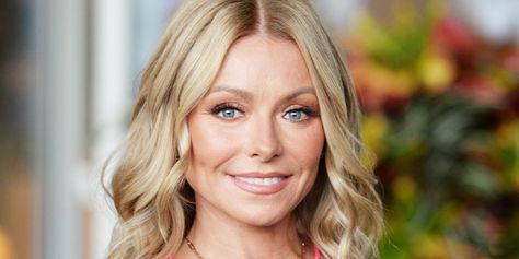 Kelly Ripa’s Nutritionist Reveals Her Daily Diet: Breakfast, Lunch & Dinner Meals Revealed! Dr Daryl Gioffre Recipes, Kelly Ripa House, Kelly Ripa Diet, Kelly Ripa Hair, Tv Moms, Avocado Chocolate Mousse, Chocolate Chia Pudding, Avocado Chocolate, Grilled Tofu