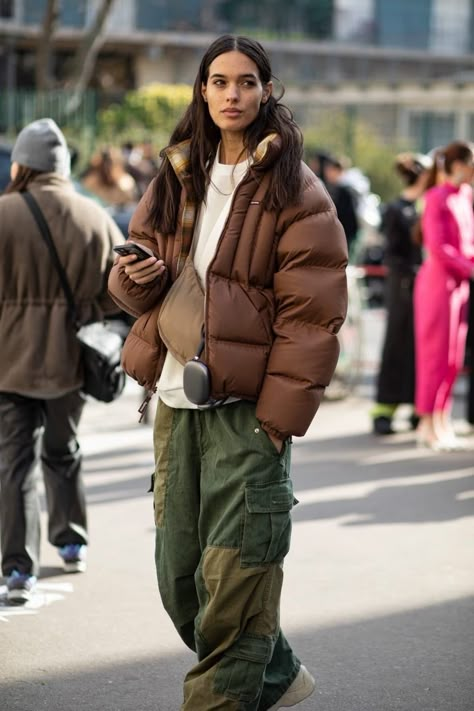 Puffer Jacket Street Style, Brown Puffer Jacket Outfit, Puffy Jacket Outfit, Jacket Winter Outfit, Ny Fits, Down Jacket Outfit, Best Puffer Jacket, Snow Fits, Puffer Outfit