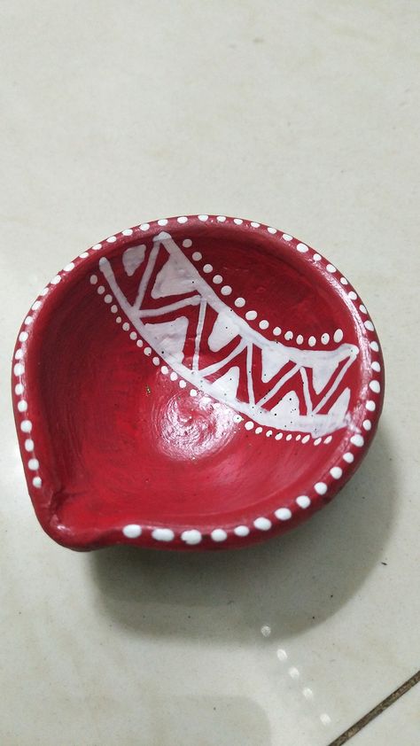 Diya Decoration Ideas Painting, Deya Decorations, Painting On Diya For Diwali, Diya Paintings For Diwali Easy, Diya Paintings For Diwali Ideas, Simple Diya Paintings For Diwali, Diya Decoration Ideas With Paint, Painting Diyas For Diwali, Diya Panting