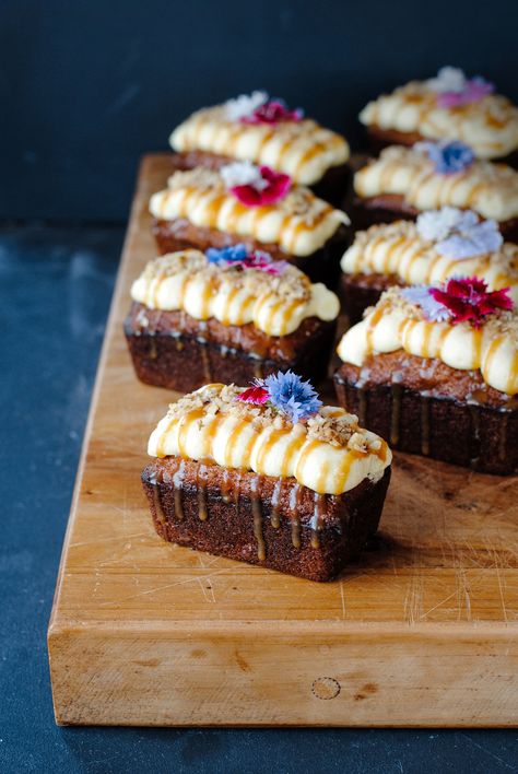 Pastry Esthetic, Mini Loafs, Mini Patisserie, Cookies Photography, Mini Loaf Cakes, Baked Recipe, Kue Macaroon, Mini Loaves, Baking Desserts