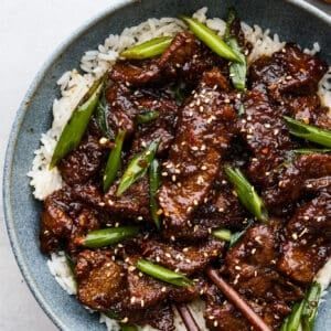 Super Easy Mongolian Beef (Tastes Just like P.F. Chang's!) - The Recipe Critic Easy Mongolian Beef, Mongolian Beef Recipe, Lunch Dishes, P F Chang, Easy Beef And Broccoli, Stew Beef, Creamed Beef, Mongolian Beef Recipes, Beef Marinade