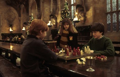 How Ron Weasley’s wizard chess match showed his true potential - Pottermore Christmas In Movies, Wizard Chess, Chris Columbus, Robbie Coltrane, Hogwarts Christmas, Theme Harry Potter, Neville Longbottom, Philosophers Stone, Images Harry Potter