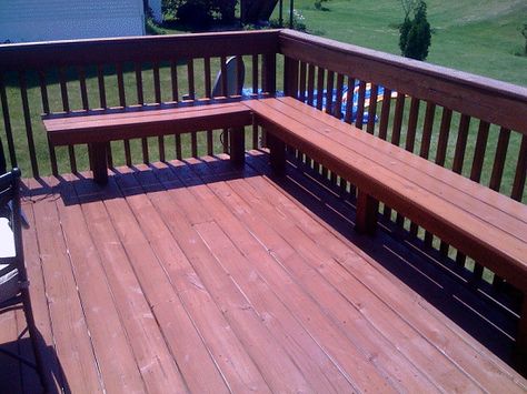 deck bench seat upper view Deck Bench Seating, Diy Benches, Wood Deck Designs, Deck Bench, Deck Seating, Grill Door Design, Hardwood Decking, Backyard Seating, House Deck