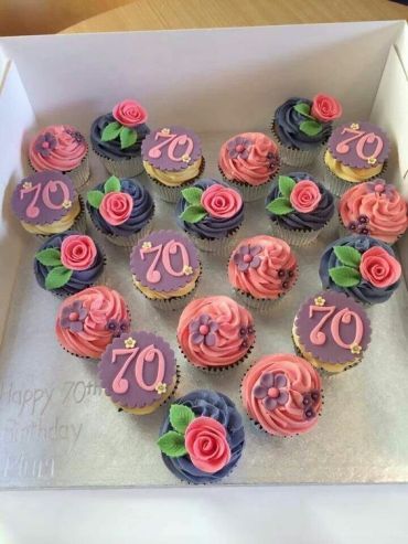 70th Birthday Cakes - Creative 70th Birthday Cakes They'll Love 70th Birthday Cake Mum, 70th Birthday Party Ideas For Mom, Birthday Cupcakes For Women, Cakes Creative, Grandmas Birthday Party, Birthday Cake For Mom, 70th Birthday Cake, 80 Birthday Cake, 55th Birthday