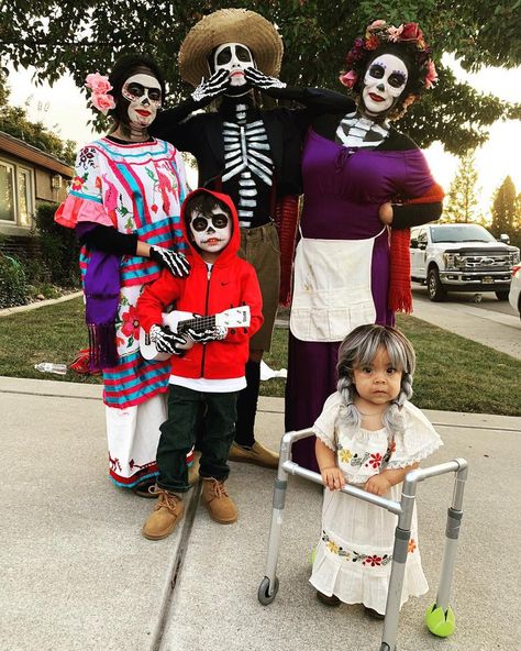 Coco Custom Halloween, Black Family Costume Ideas, Coco Outfit Ideas, Disney Coco Costume, Scary Halloween Costume Ideas Family, Coco Movie Costume Ideas, Diy Coco Costume, Coco Halloween Costume Family, Family Of 6 Costume Ideas