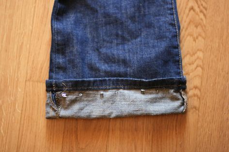 Hem Jeans By Hand, Heming Jeans, Shorten Jeans, Hemming Pants, Hemming Jeans, Folding Fitted Sheets, Original Hem, Sewing Jeans, Invisible Stitch