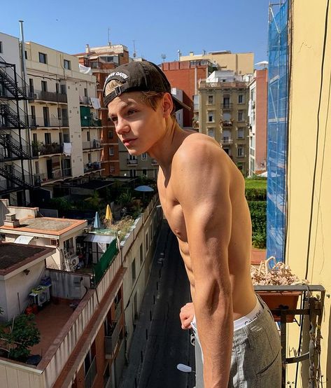 Florian Maček (@florianmacek) • Instagram fotoğrafları ve videoları Me Waiting, Dream Boyfriend, Blonde Guys, Shirtless Men, Attractive People, Pretty Men, Male Model, The Story, Wattpad