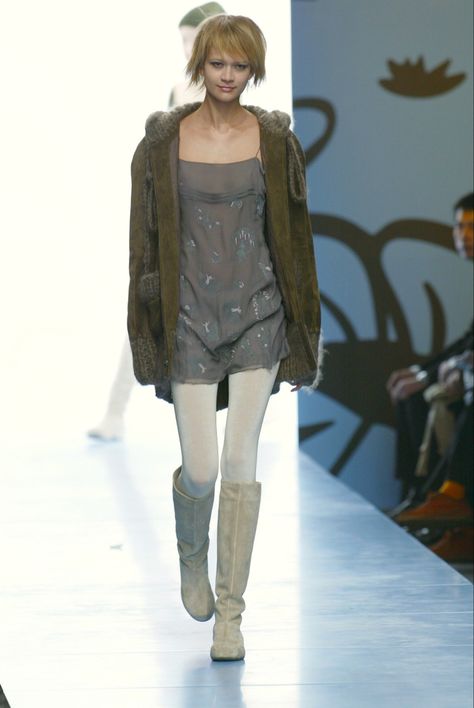 Early 2000s Layered Fashion, Early Punk Fashion, 90s Tights Outfit, 2000 Runway Fashion, Sleek Winter Outfits, 2014 Winter Outfits, Punk Fall Fashion, 2007 Fashion Outfits, Boots Tights Outfit