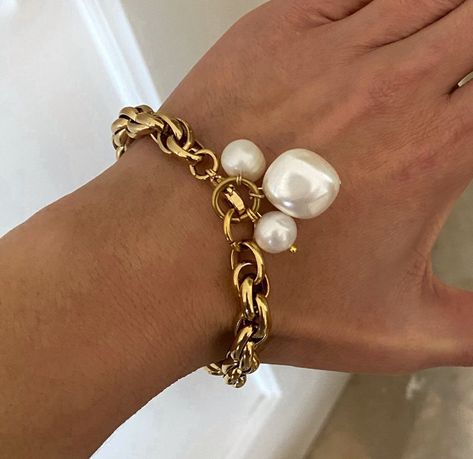 Pearl Charm Bracelet, Chunky Bracelet, Vintage Charm Bracelet, Chunky Bracelets, Toggle Bracelet, Real Pearls, Bracelet Vintage, Pearl Charms, Retro Stil