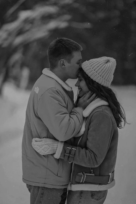 Snow Pictures With Boyfriend, Winter Picture Ideas For Couples, Couple Photo Snow, Cute Winter Couple Photos, Cute Winter Pictures Couples, Couple Winter Outfits Photo Ideas, Winter Photoshoot With Boyfriend, Winter Photos Couple, Christmas Photo Ideas Couple