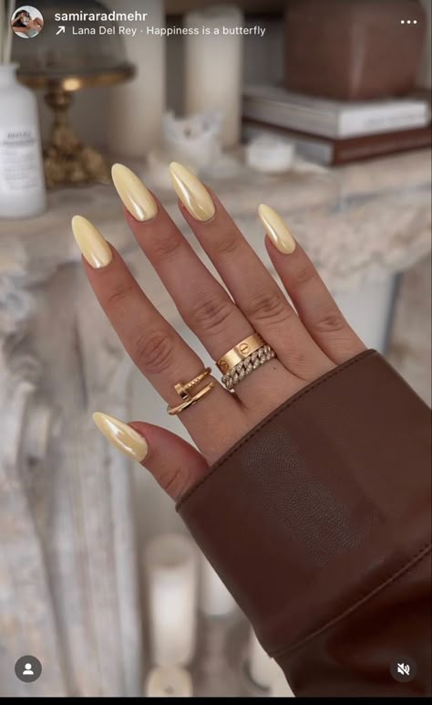 Classy Nails Summer 2024, Light Yellow Nails With Chrome, Pale Yellow Nails With Chrome, Yellow Iridescent Nails, Butter Chrome Nails, Yellow Metallic Nails, Pastel Yellow Nails With Chrome, Buttery Yellow Nails, Nails 2024 Yellow