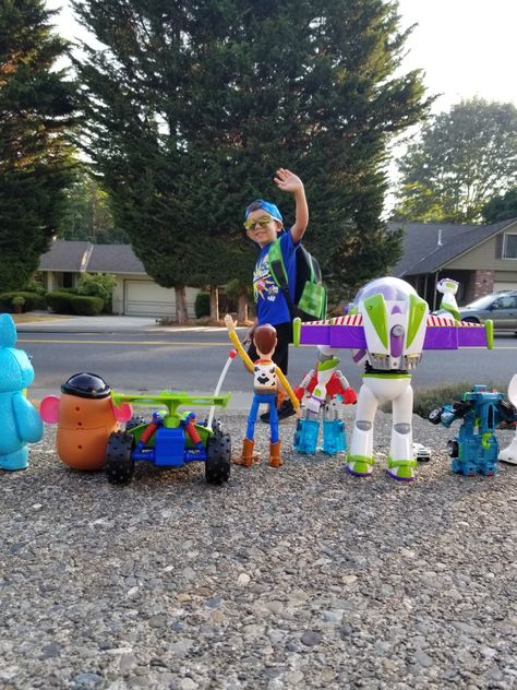 Toy Story 1st Day Of School Picture, Back To School Photo Ideas First Day, Back To School Pics Ideas, First Day Of Tk Photo Ideas, End Of School Year Photo Ideas, Toy Story Back To School Photo, Kindergarten First Day Of School Picture Ideas, First Day Of School Sibling Pictures, Prek Photo Ideas