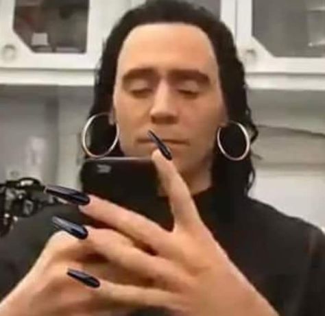 Funny Tom Hiddleston, Funny Marvel Pictures, Loki Meme, Tom Hiddle, Loki Funny, Loki Icon, Tom Hiddleston Funny, Avengers Cast, Outfit Looks