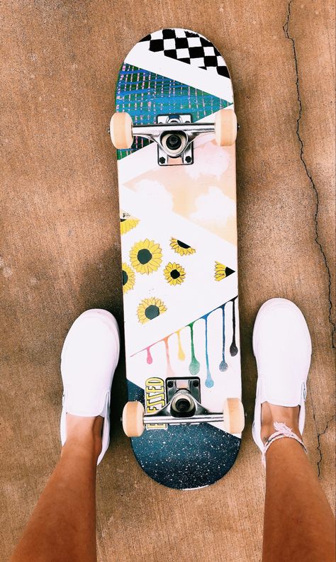 Cool Longboards, Aesthetic Skateboard, Painted Skateboard, Skater Boi, Skateboard Photos, Skateboard Videos, Longboard Design, Skateboard Aesthetic, Skateboard Deck Art