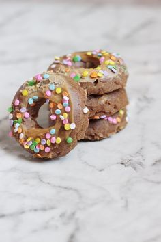 Doggie Donuts – Mad Pup Life Cake Dog, Pet Treats Recipes, Frozen Dog Treats, Dog Biscuit Recipes, Easy Dog Treats, Healthy Dog Treats Homemade, Dog Treats Homemade Recipes, Diy Dog Treats, Dog Bakery