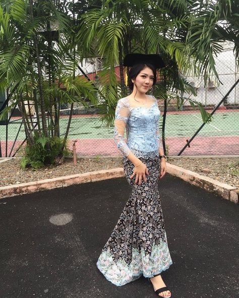 Gambar mungkin berisi: 1 orang, berdiri dan luar ruangan Model Kebaya Wisuda, Model Dress Kebaya, Gaun Dress, Kebaya Lace, Batik Dress Modern, Non Hijab, Kebaya Wedding, Kebaya Modern Dress, Hijab Dress Party