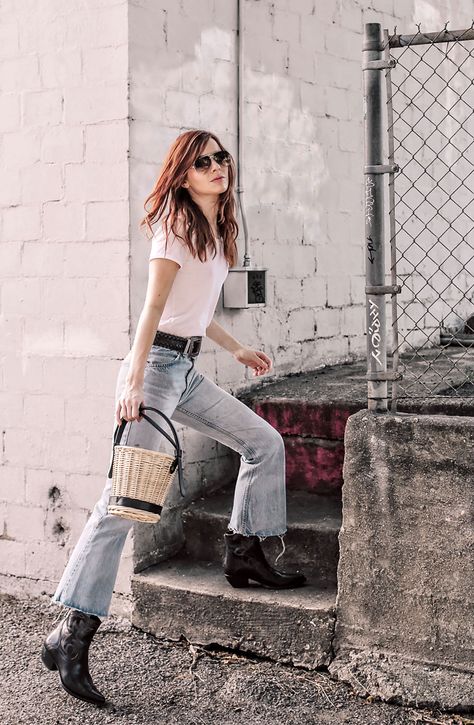 Jane Birkin Does Texas How To Style Bootcut Jeans, How To Wear Bootcut Jeans, How To Wear Cowboy Boots, Cottage Fashion, Bootcut Jeans Outfit, Jane Aldridge, Casual Chique Stijl, Outfit Botas, Black Bootcut Jeans