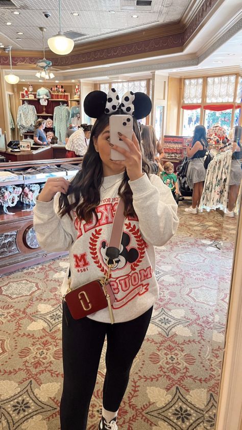 Disney Outfit Ideas Christmas, Cute Disney Outfits For Women Winter, Disney Paris Outfits, Cute Disney Outfits For Women, Disneyland Aesthetic Outfit, Disney Outfits Winter, Disney Winter Outfits, Disneyland Outfit Winter, Outfits Disneyland