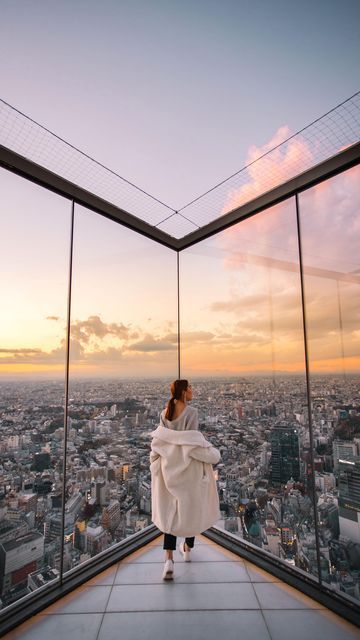 Hong Kong Instagram Photos, Tokyo Photography Aesthetic, Shibuya Sky Aesthetic, Tokyo Cyberpunk Aesthetic, Japan Photoshoot Aesthetic, Shibuya Sky Outfit, Japan Pictures Aesthetic, Shibuya Sky Photo Ideas, Japan Photoshoot Ideas