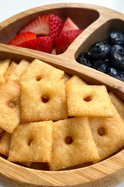 Homemade 2-ingredient Cheez-it Crackers - Feeding Tiny Bellies Diy Cheeze Itz, Baby Snack Ideas 1 Year, Baby Crackers Homemade, Healthy Toddler Snacks For Daycare, Snacks For Babies 1 Year, Healthy Toddler Desserts, Toddler School Snacks, No Bake Toddler Snacks, Healthy Homemade Toddler Snacks