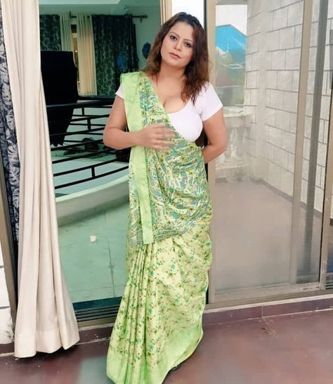 5,545 Likes, 224 Comments - vandana singhla (@vandana_singhla) on Instagram: “good morning @vandana_singhla @kaur_raman999” Desi Dress, Kurti Sleeves Design, Close To Me, Tamil Girls, Saree Poses, Beautiful Women Over 40, Beautiful Saree, Desi Beauty, Stylish Girl