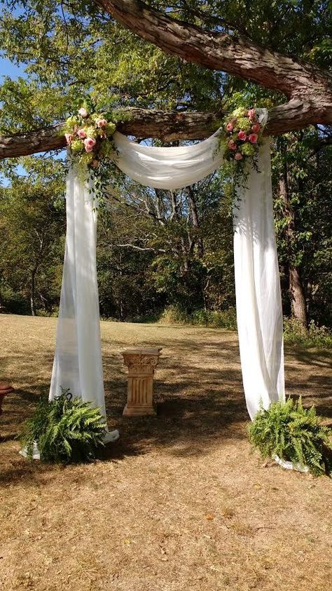 Romantic Wedding Decor, Oak Tree Wedding Ceremony, Tree Wedding Ceremony, Iron Arch, Oak Tree Wedding, Deco Champetre, Boda Diy, Wedding Ceremony Backdrop, Outdoor Wedding Decorations