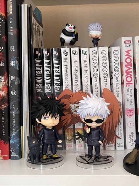 Desk Anime, Bedroom Desk Decor, Manga Shelf, Figurine Display, Diy Room Decor For Teens, Birthday Ideas For Her, Anime Collectibles, Anime Room, Anime Figurines