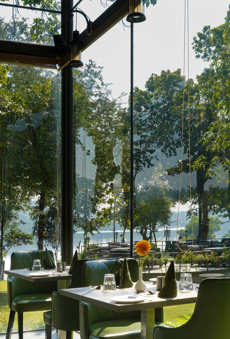 Restaurant With A View, Lake View Restaurant, Restaurant Nature Design, Glass Restaurant Design, Glass House Restaurant, Restaurant With View, Glass Terrace, Nature Restaurant, Mountain View Restaurant