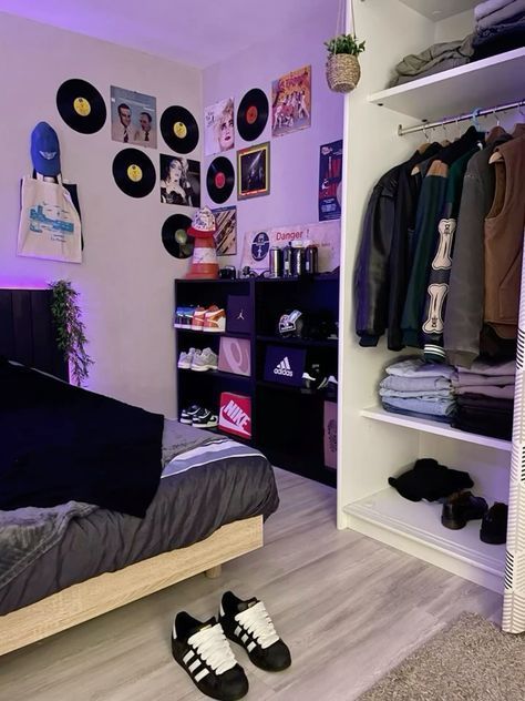 80s Style Room Decor, Mens Room Asthetics, Bedroom Inspirations Gaming, Men’s Small Room Idea, Masc Room Ideas, Tomboy Bedroom Aesthetic, Room Inspo Street Style, Bedroom Ideas Tomboy, Male Room Decor Bedroom