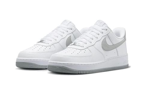 Emblematic silhouette, the Air Force 1 Low is back in a new refined declination. This Nike Air Force 1 Low '07 White Light Smoke Gray presents a base in leather white, accompanied by tone on tone overlays. We then notice that the Swoosh Starts slightly from the upper with a gray shade granted to the Heel Tab as well as to the sole. Sku : FJ4146-100Release date : October 2022 Colorway : WHITE/Light Smoke Gray-WHITE Color : White / Grey Nike Air Force 1 Gris, Nike Air Force 1 Grey, Grey Air Force 1, White Air Forces, Nike Dunk High, Sneaker Stores, Nike Shox, Air Jordan 3, Nike Air Force 1 Low