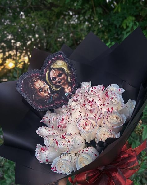 Nightmare Before Christmas Flower Bouquet, Spooky Rose Bouquet, Diy Halloween Bouquet, Spooky Eternal Rose Bouquet, Beetlejuice Flowers, Halloween Ribbon Bouquet, Halloween Eternal Bouquets, Spooky Ramos, Horror Bouquet