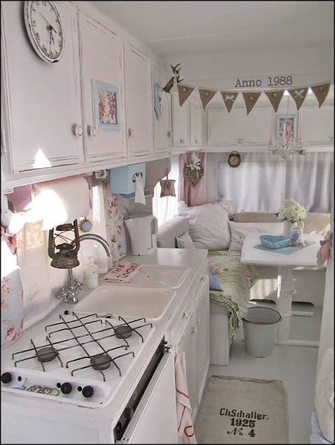 Camping in style Shabby Chic Caravan, Caravan Vintage, Camper Vintage, Camping Vintage, Kombi Home, Caravan Interior, Vintage Rv, Vintage Caravan, Vintage Caravans