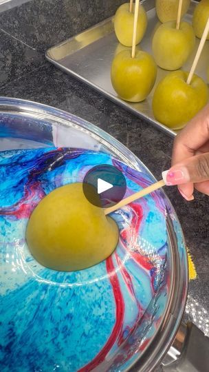 Galaxy Candy Apples, Marbled Candy Apples, Marble Candy Apples, Lemon Marange Pie, Candy Apple Ideas, Candy Apples Ideas, Candy Apple Slices, Candied Apples Slices, Colored Candy Apples