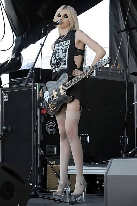 Y2k Punk Aesthetic, Taylor Momsen Outfits, Rockstar Aesthetic, Punk Aesthetic, The Pretty Reckless, Y2k Punk, Female Guitarist, Taylor Momsen, Wardrobe