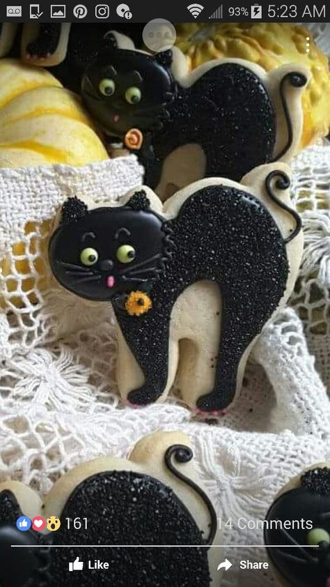 Black cat cookies Black Cat Cookies, Halloween Sugar Cookies Decorated, Cookies Kids, Dessert Halloween, Postres Halloween, Cookies Halloween, Dulces Halloween, Halloween Cookies Decorated, Royal Iced Cookies