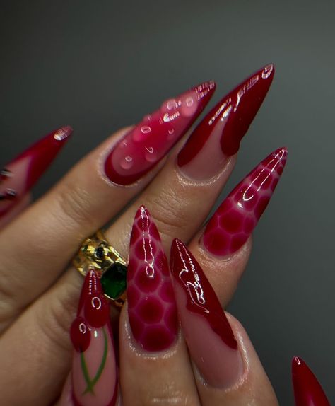 2024 Almond Nails, Free Style Nail Designs, Red Crocodile Nails, Red Snake Nails, Stiletto Red Nails, Stiletto Christmas Nails, Ongles Goth, Almond Nails Red, Red Stiletto Nails