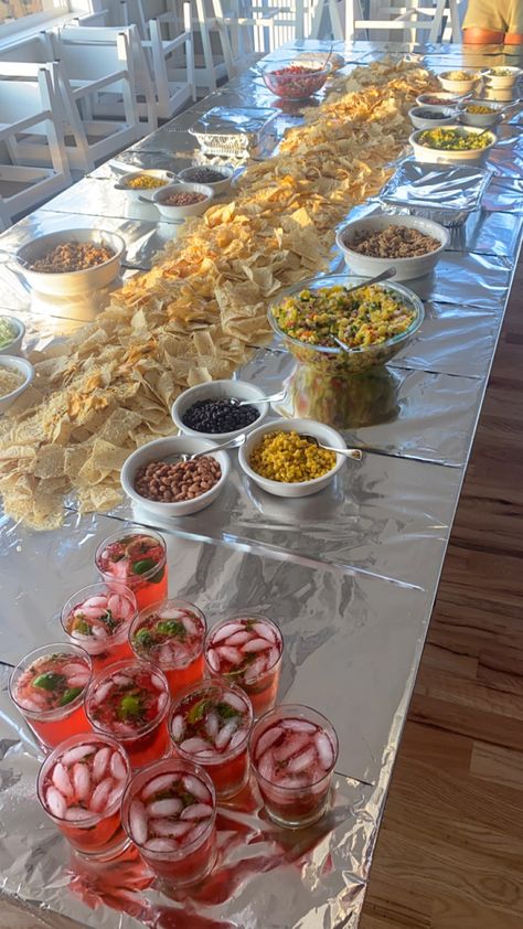 aesthetic nacho table summer dinner Nacho Grazing Tables, Nacho On Table, Dump Dinners On Table, Nacho Table Party Ideas, Taco Night Aesthetic, Group Dinner Aesthetic, Nacho Table Display, Nachos Table, Easy Group Dinner