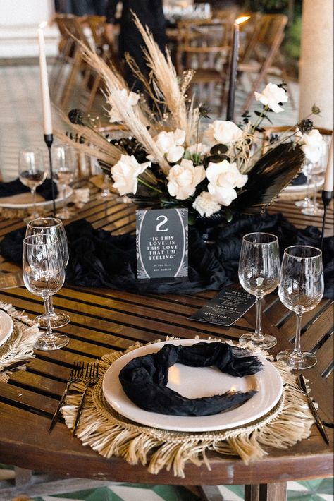 Boho Wedding Black And White, White And Beige Centerpieces, Black And Champagne Table Decor, Minimalist Black Wedding Decor, Black And Beige Wedding Bouquet, Black Copper White Wedding, Taupe And Black Wedding Theme, Black Gold And Beige Wedding, Simple Boho Reception Decor