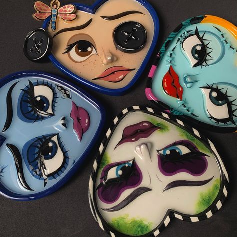 👻🎃🕸️🧟‍♀️🪦 #halloween #thenightmarebeforechristmas #corpsebride #beetlejuice #coraline #clay #clayart #ceramics #ceramicafria #arte #art Coraline Ceramic Ideas, Tim Burton Clay Art, Coraline Clay Ideas, Beetlejuice Clay, Nightmare Before Christmas Clay, Coraline Clay, Coraline Art, Sculpture Art Clay, Clay Stuff