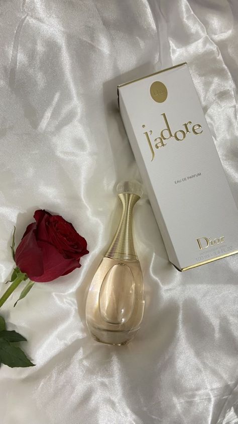 Koleksi Parfum, Perfume Dior, Expensive Perfume, Inspiration Tattoos, Perfume Floral, Perfume Collection Fragrance, Dior Perfume, Celebrity Perfume, Perfume Design