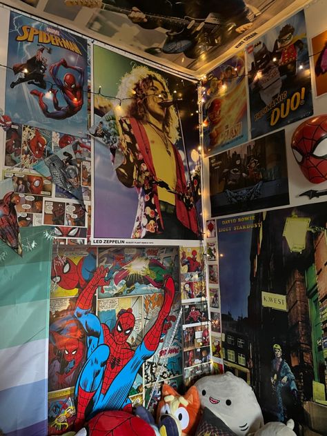 Spiderverse Room Decor, Spiderman Room Ideas Aesthetic, Room Inspo Spiderman, Nerd Shelves, Bedroom Ideas Skater, Spiderman Bedroom Aesthetic, Spiderman Room Aesthetic, Spiderman Room Ideas, Spiderman Wall Decor