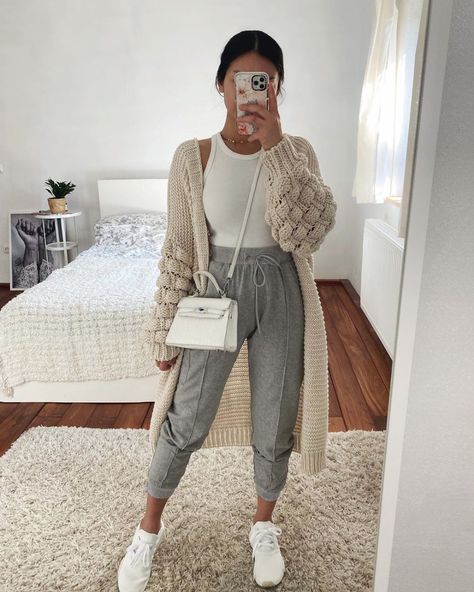 @thanyaw Instagram loungewear outfit idea — chunky beige cardigan, white tank top, gray sweatpants, and white sneakers How To Style Sweatpants, Sweatpants Outfits, Winter Outfits For Girls, Joggers Outfit, Maxi Cardigan, Cute Winter Outfits, Grey Sweatpants, Winter Fashion Outfits, Outfits Casuales