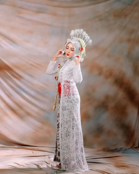 Baju pernikahan adat Jawa. Pakaian tradisional Indonesia. Javanese traditional costume. Pic from instagram: dpr_photo #culture #budaya #batik #clothes #clothing #batik #bride #bridal #kebaya #outfit #attire #asia #hijab Pengantin Jawa Hijab, Nikah Adat Jawa, Kebaya Outfit, Wedding Dress Hijab, Pose Pengantin, Indonesia Traditional, Kebaya Wedding, Adat Jawa, Traditional Wedding Dress