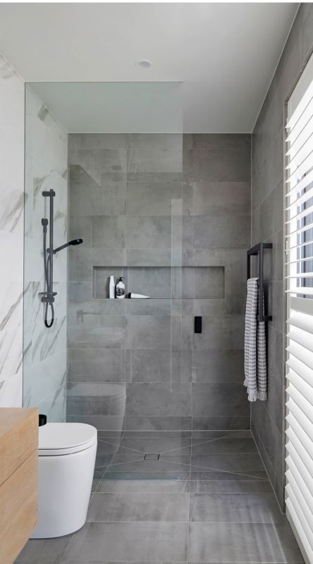 Small Grey Bathrooms, Drømme Bad, Light Grey Bathrooms, Grey Bathrooms Designs, Bilik Air, Grey Bathroom Tiles, تصميم للمنزل العصري, Guest Bathrooms, Bathroom Remodel Shower