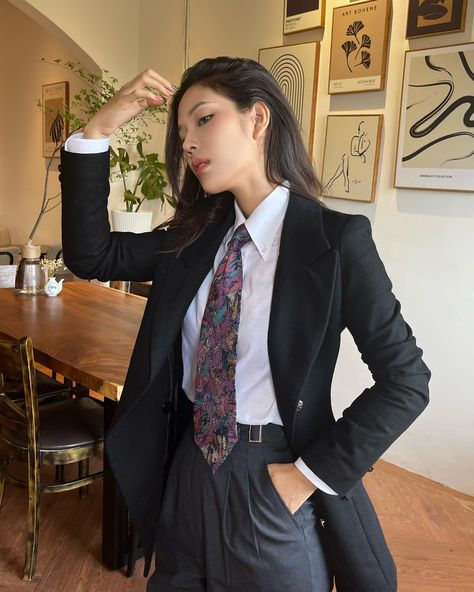 Women Ties Outfit, Necktie Outfits For Women, Outfits With Ties, Women Suit And Tie, Necktie Outfit, Women In Tie, Women Necktie, Women Wearing Ties, Business Outfits Women